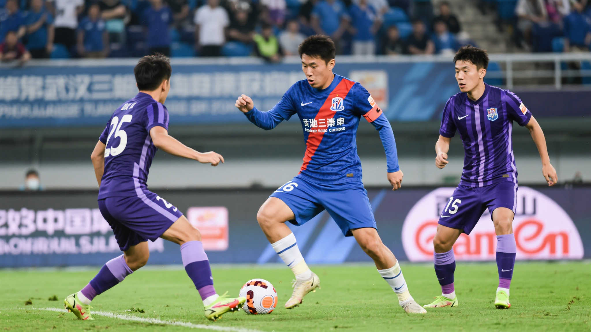 央视持续关注武汉三镇!邓卓翔对阵老东家,上海申花挑战天津 除了武汉三镇的焦点之战外,本轮另一场重头戏是上海申