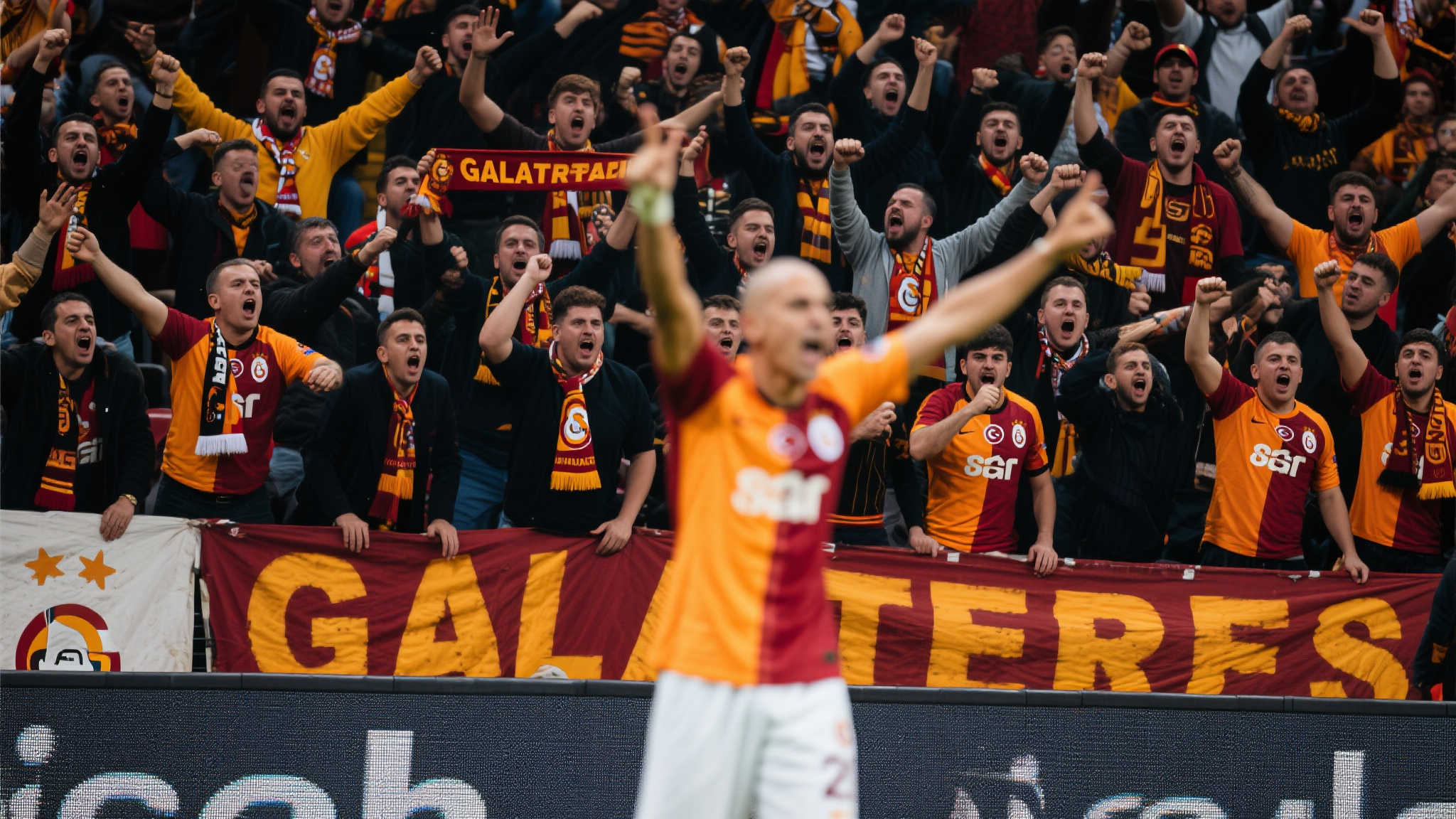 恩怨升级!加拉塔萨雷球迷棺材上贴穆里尼奥照片并举牌嘲讽:哭吧! 恩怨升级!加拉塔萨雷球迷棺材上贴穆里尼奥照片并举牌嘲讽:哭吧!